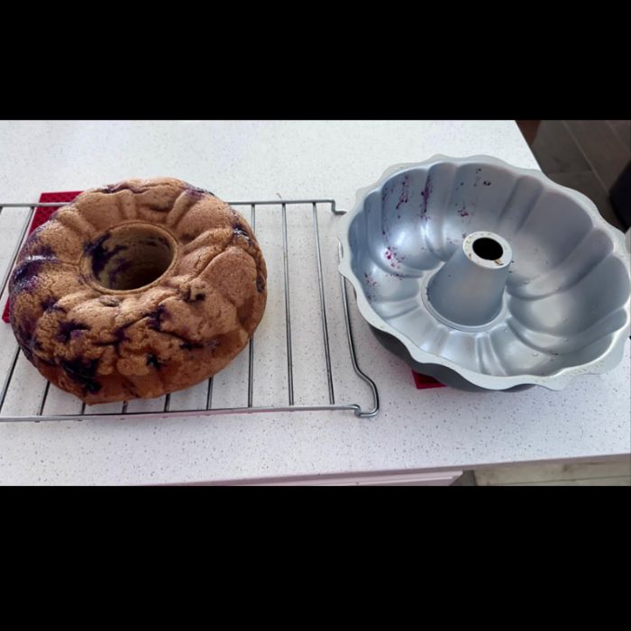 Classic Nonstick Bakeware 9-1/2-Inch Fluted Cake Pan,Silver